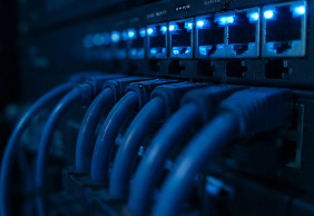 Patchera de red con cables conectados