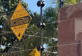 Cerco eléctrico con cartel de peligro de RC Sistemas