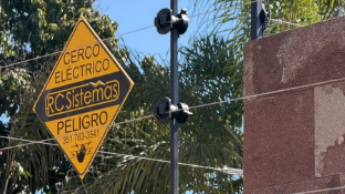 Cerco eléctrico con cartel de peligro de RC Sistemas