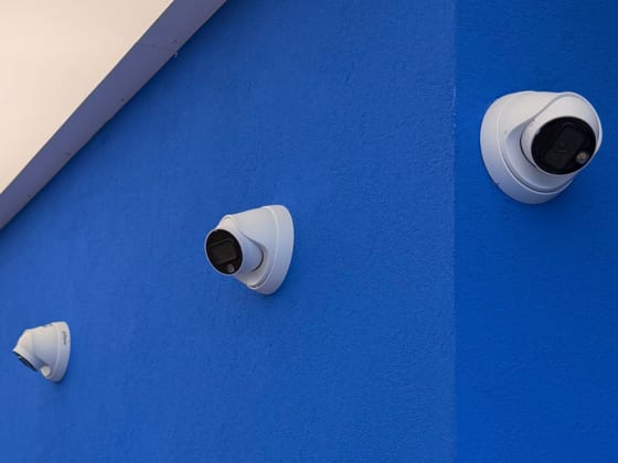 Tres cámaras IP domo instaladas sobre la pared de un edificio